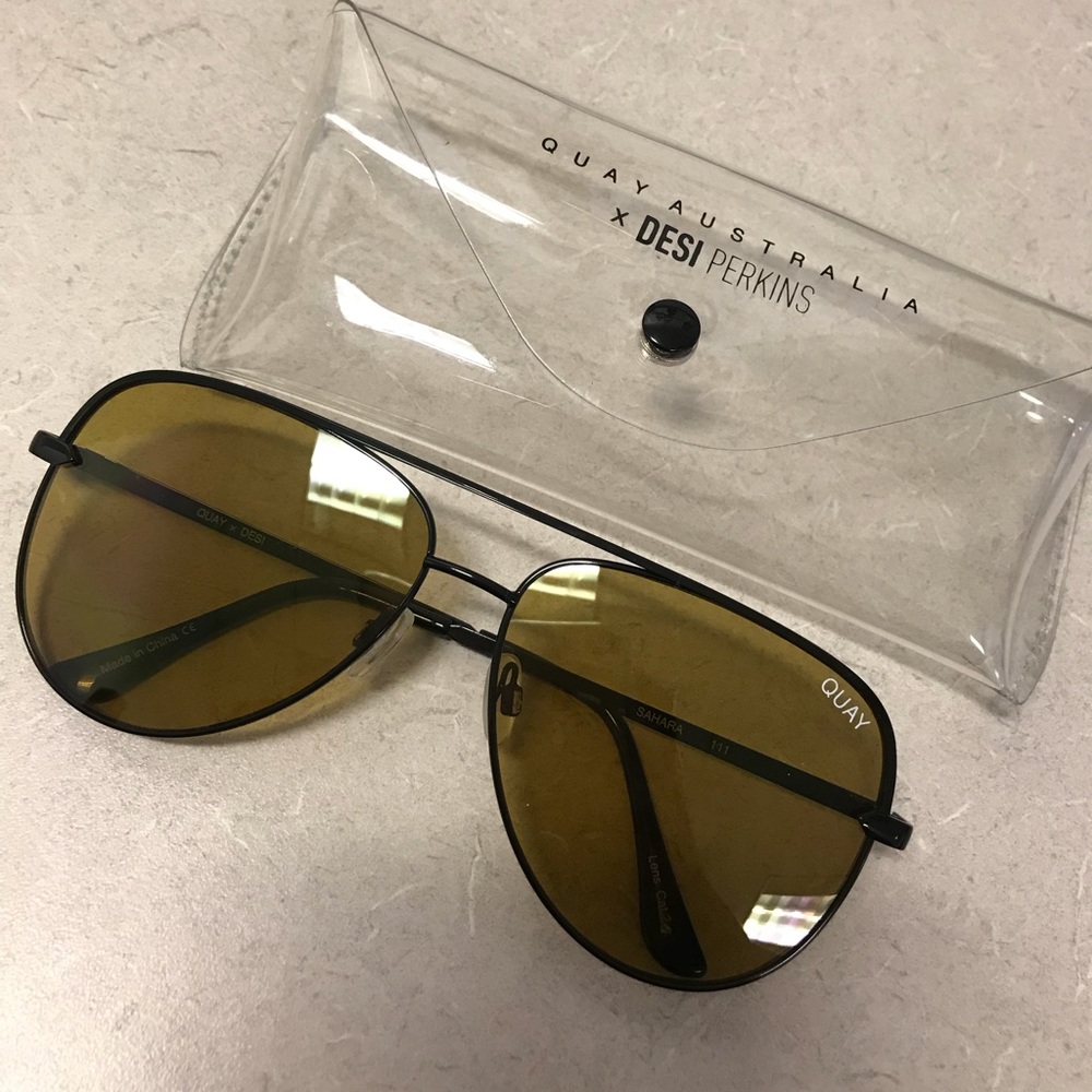 Quay Desi Perkins Sahara in Olive/Black